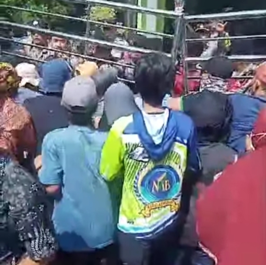 Warga Robohkan Gerbang Kantor Desa Legon Kulon, Demo Kepala Desa nya Agar Segera Mundur Dari Jabatan nya