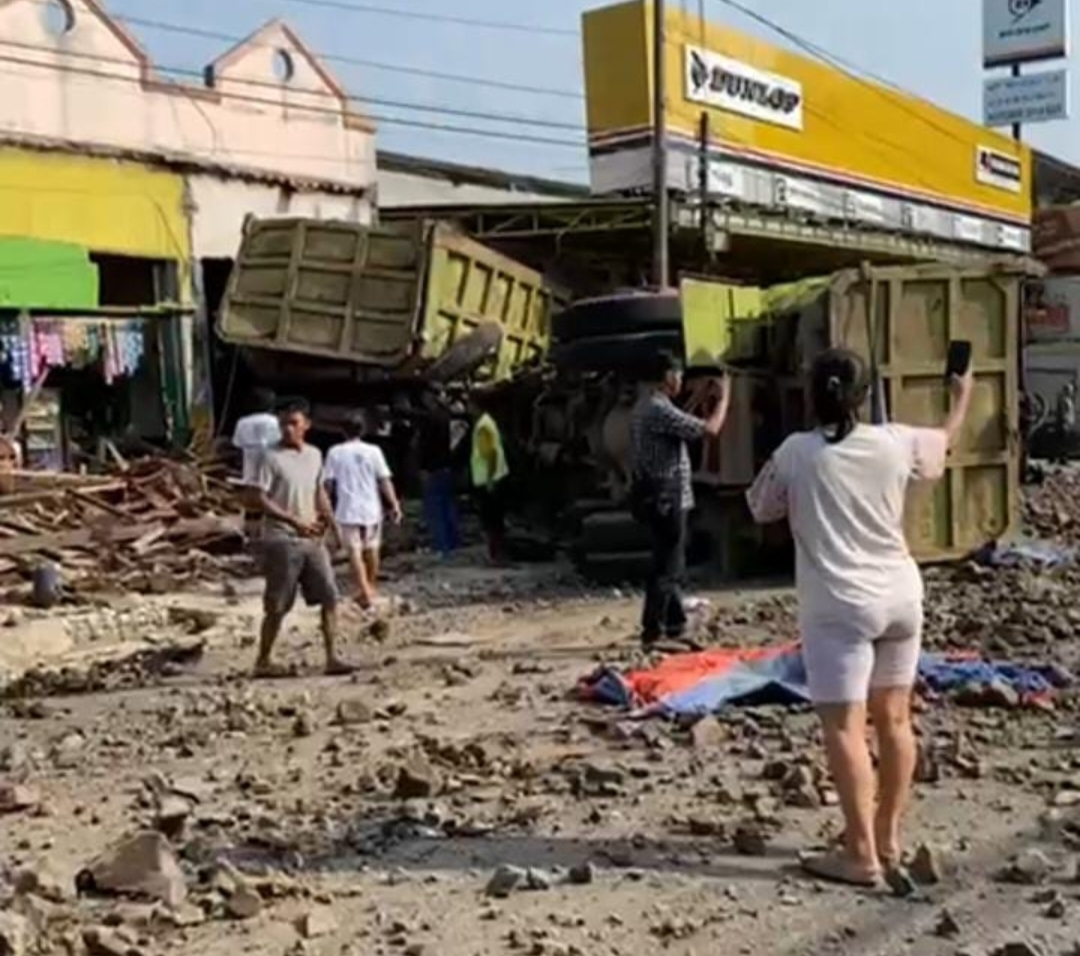 Kecelakaan maut terjadi di kota subang mobil truk bermuatan material mengalami rem blong