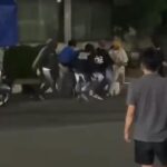 Lagi-lagi geng motor terjadi bentrok kedua geng motor di depan toserba yogya purwakarta lantaran membawa sajam