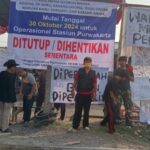 Aksi Protes Warga Kampung Baru Bojong Purwakarta yang Tergabung di beberapa RW,Menolak di Tutupnya Akses Jalur Perlintasan oleh PT KAI.