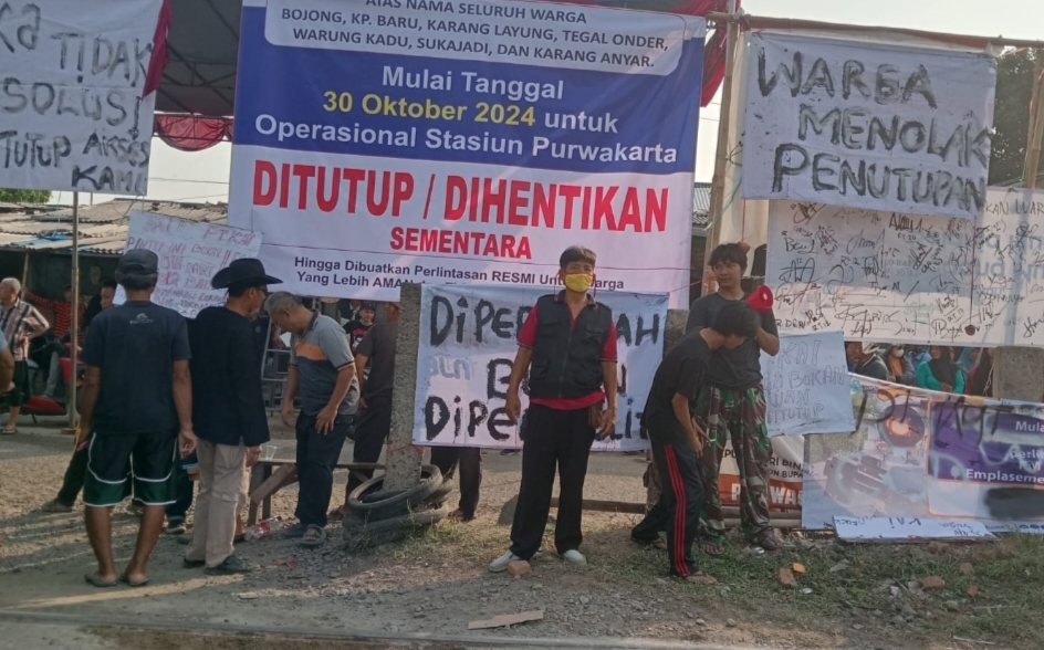 Aksi Protes Warga Kampung Baru Bojong Purwakarta yang Tergabung di beberapa RW,Menolak di Tutupnya Akses Jalur Perlintasan oleh PT KAI.