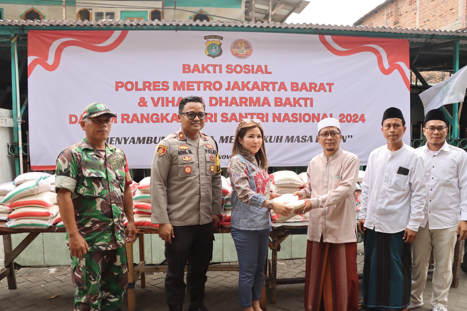 *Bentuk Toleransi Antar umat Beragama, Polsek Metro Tamansari dan Vihara Dharma Bakti Bagikan 300 Karung Beras Ke Ponpes Al Bushaeriyah Peringati Hari Santri*