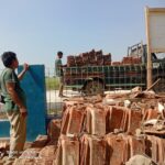 SD Negeri Sumur Sapi Desa Tanjung Tiga Berikan Bantuan Genteng Kepada Dasro Yang Rumah Nya Terkena Dampak Angin Puting Beliung