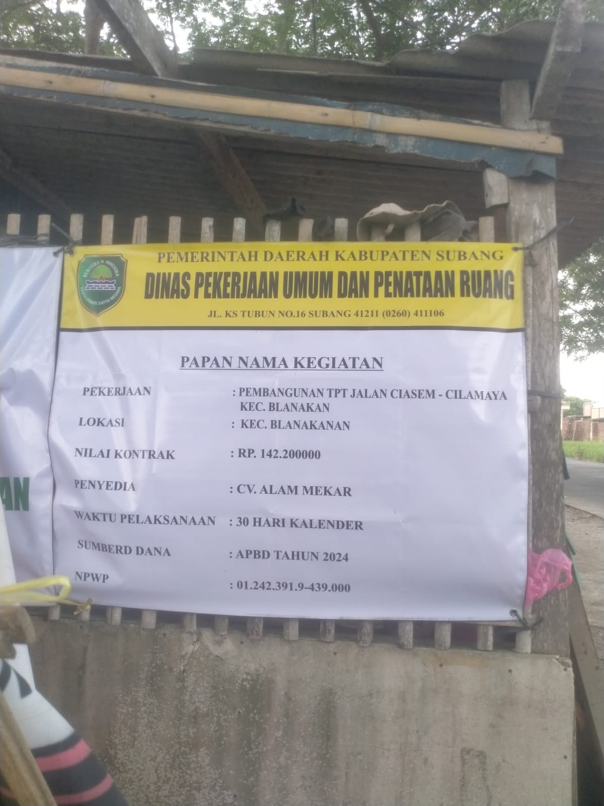 Prihatin Dengan Sempitnya Jalan Blanakan Ciasem Dewan H.Adik Buat TPT Di Sepanjang Jalan.