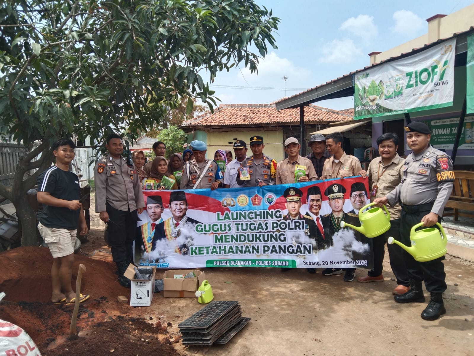 Jalankan Program Asta Cita Presiden RI Terkait Ketahsnan Pangan ,Kapolsek Blanakkan Tanam Melon Di Kebon Sayuran Dusun Tanjung Baru