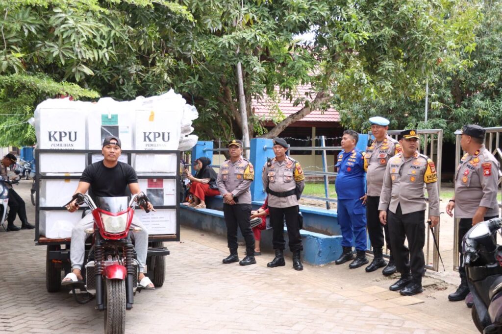 Pastikan Keamanan ,Kapolres Pelabuhan Makasar Kawal Langsung Logistik Pilkada Di Kepulauan Sengkarrang