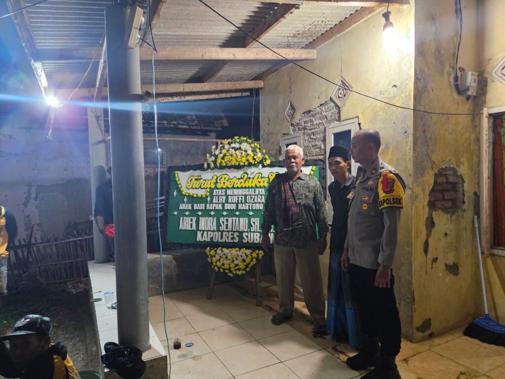 Kapolres Subang Melalui Kapolsek Blanakan  Memberikan Bantuan Serta Karangan Bunga Kepada Keluarga Alm Alby Ruffi Ozara Korban Bullying