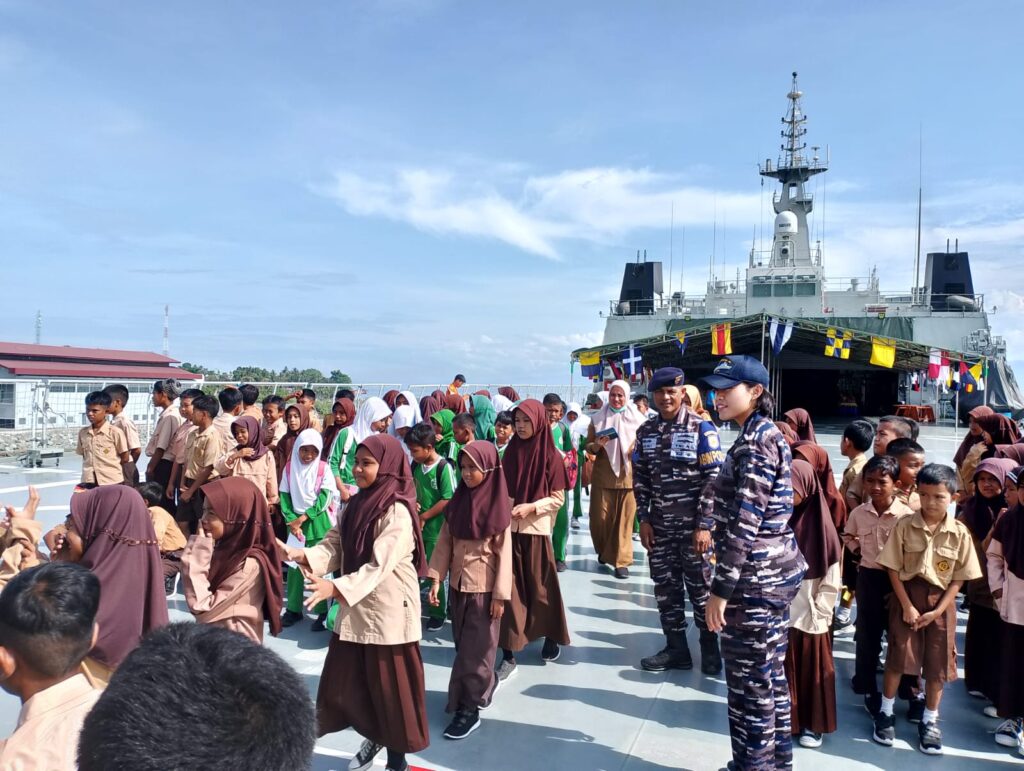 Tingkatan Pengetahuan Generasi Mudah Tentang Angkatan Laut ,KRI Banjarmasin 592 Dan Lanal Palu Gelar Open Ship Tour Di Kota Palu