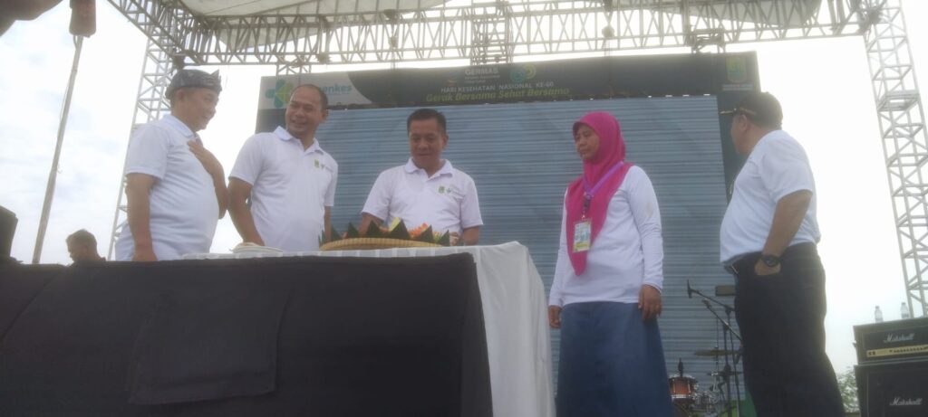 Peringatan Hari Kesehatan Nasional Ke-60 Meriahkan Street Carnival Galuhmas Karawang