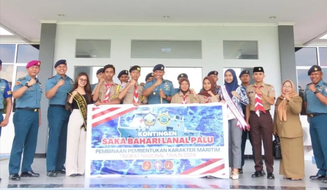 *Komandan Lanal Palu, melepas perwakilan Saka Bahari Lanal Palu di event Saka Bahari Nasional*