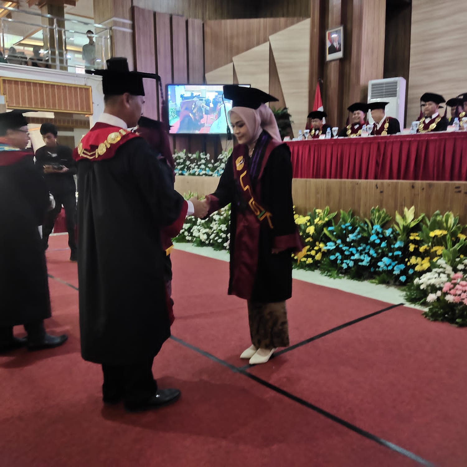 Universitas Singaperbangsa meluluskan para wisudawan di periode Desember 2024.