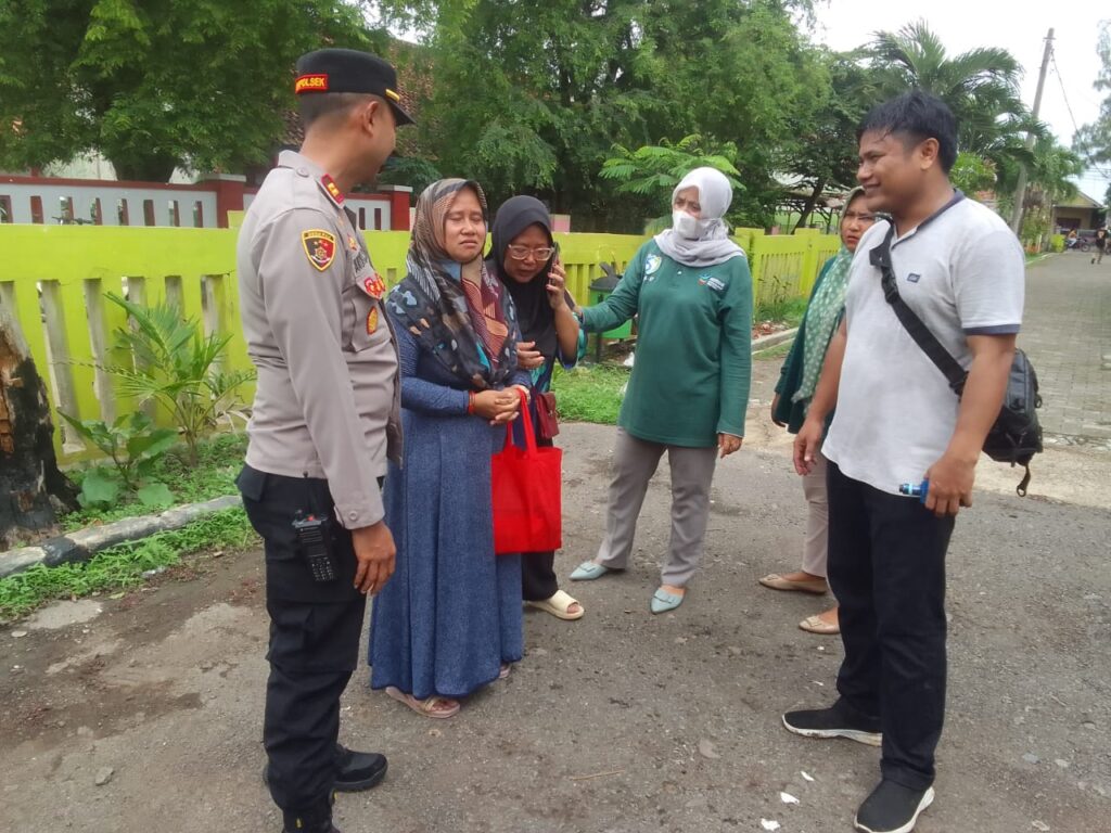 Kapolsek Blanakan Cek TKP ditemukannya Mayat Terapung di Sungai Blanakan.