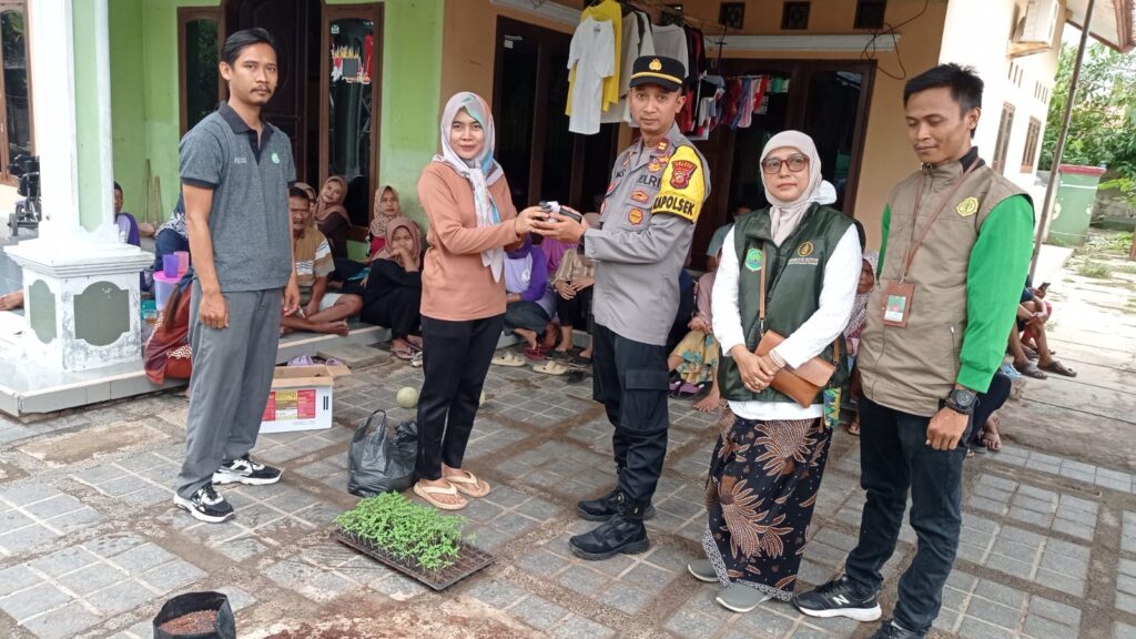 Kapolsek Blanakan Menggerakan dan Dampingi Kelompok Wanita Tani Subur Makmur Dalam Upaya Dukung Program Ketahanan Pangan