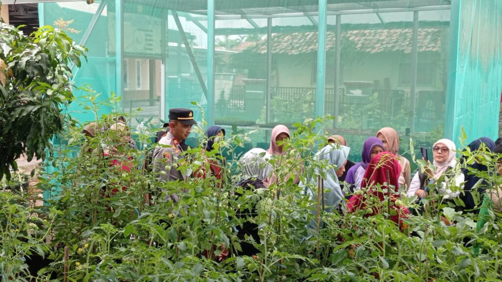 KAPOLSEK BLANAKAN Mengerakan dan Dampingi Kelompok Wanita Tani Subur Makmur Dalam Upaya Dukung Program Ketahanan Panga