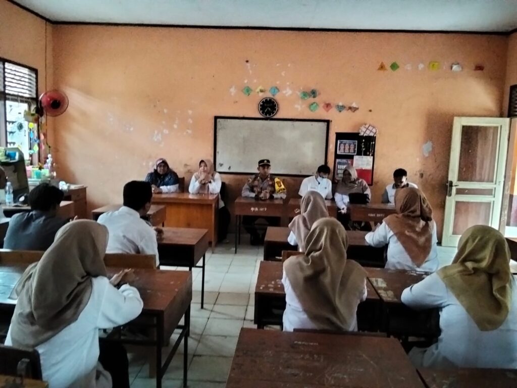 Kapolsek Blanakan Bersama Kadisdik p5a Memberikan Motivasi Kepada Tenaga Pendidik SDN Jayamukti