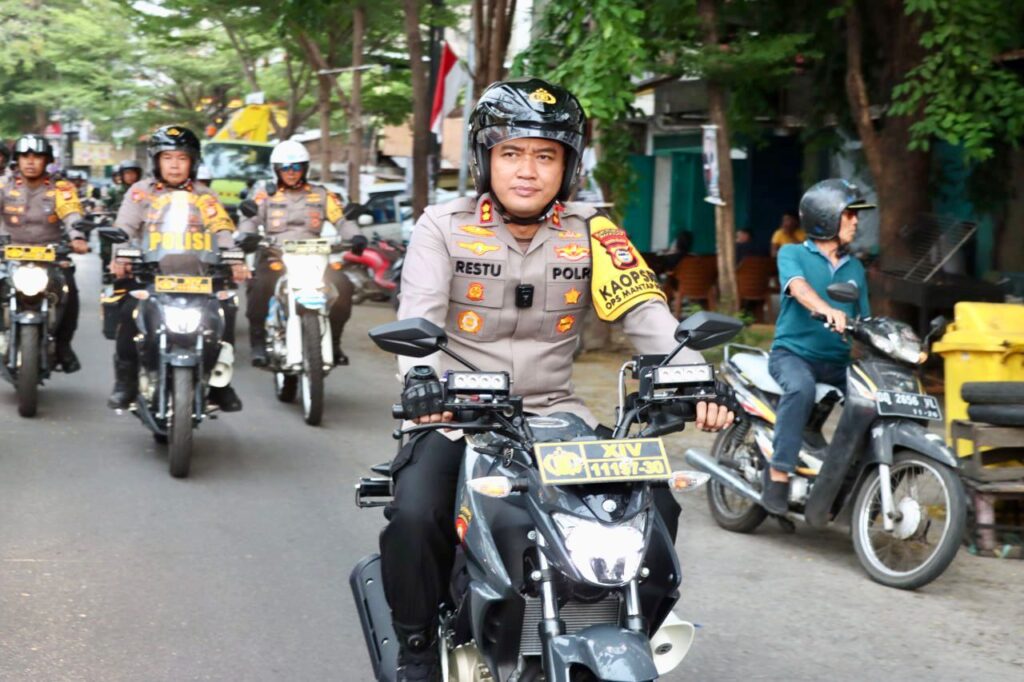 *Kapolres Pelabuhan Makassar AKBP Restu Wijayanto Mengingatkan masyarakat dan personilnya agar tetap utamakan keselamatan Dalam Cuaca Ekstrim, Safety First.*