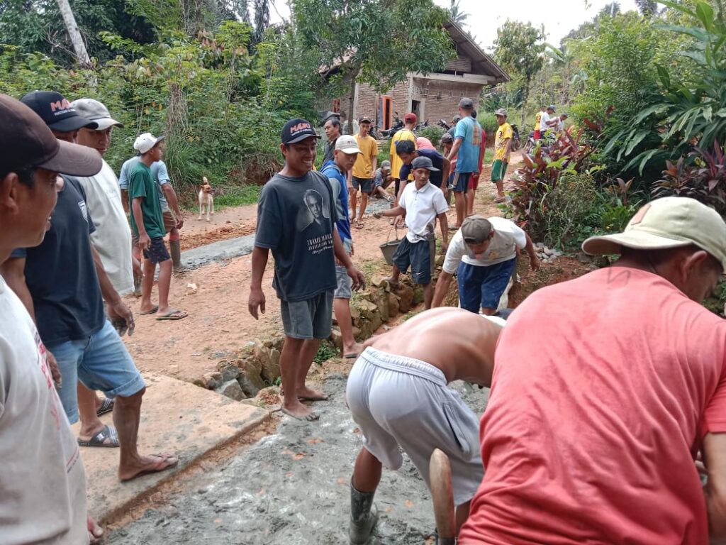 Masyarakat Dusun Tonrong Desa Terasa Kecamatan Sinjai Barat Kabupaten Sinjai lagi-lagi melakukan pengecoran jalan secara swadaya,