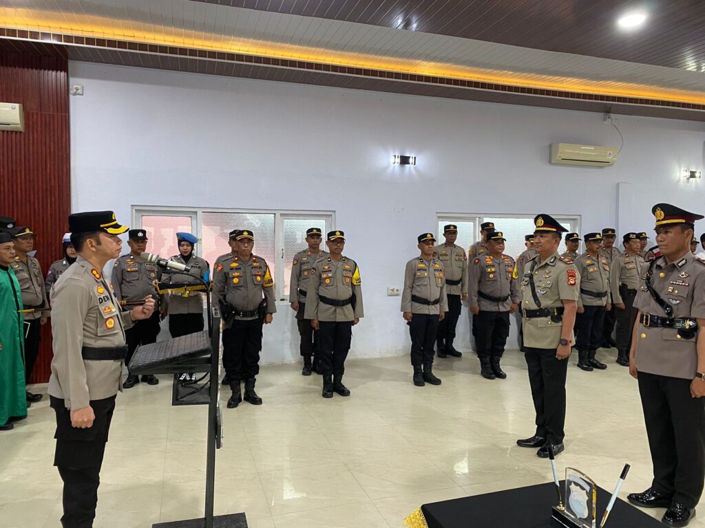 METRO ONLINE Kapolres Enrekang Polda Sulsel AKBP Dedy Surya Darma, S.IK memimpin upacara serah terima jabatan (sertijab) Kasat Lantas di Aula Wira Pratama Mapolres Enrekang,