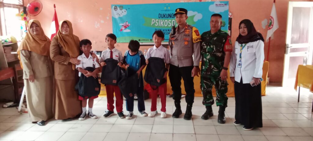 Kapolsek Blanakan berserta tem Trauma Healing Kementerian PPA lakukan Trauma Healing untuk Anak-Anak Sd Jayamukti Kec Blanakan
