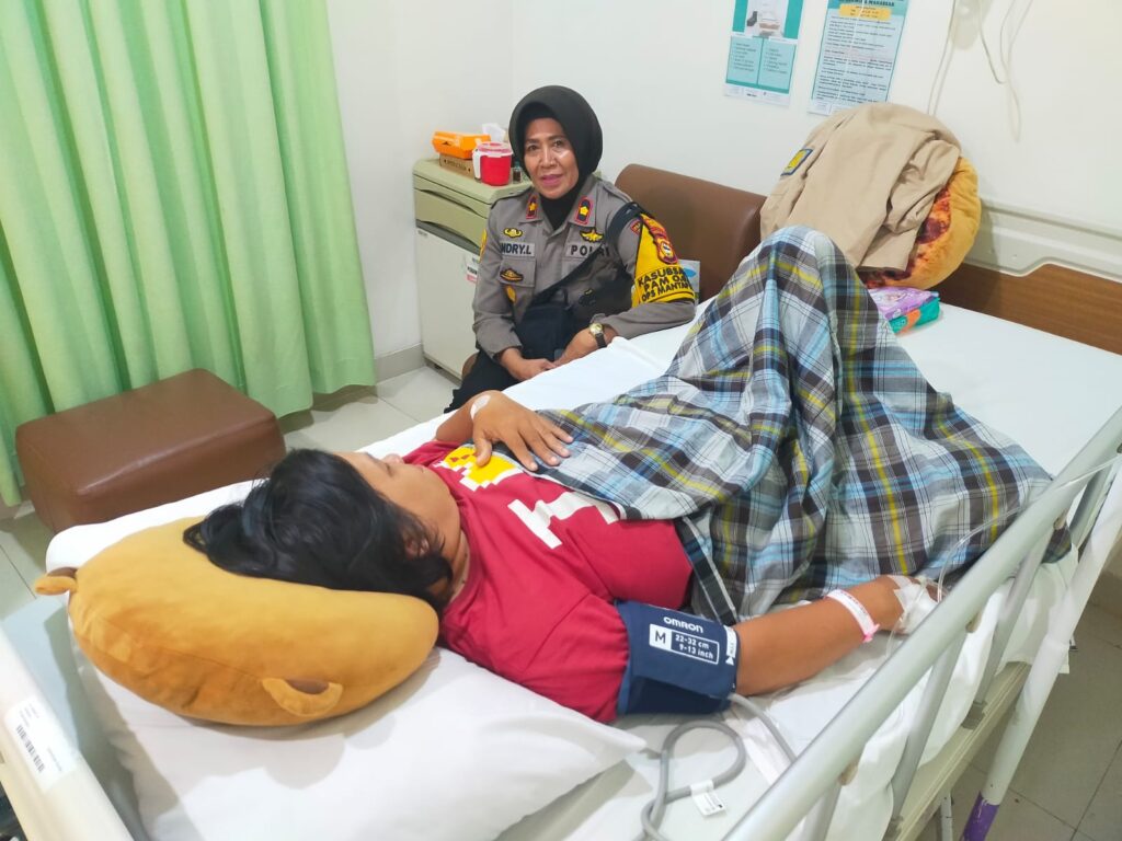 Kapolsek Ujung Tanah Tunjukkan Kepedulian, Jenguk Istri Personelnya yang Sakit