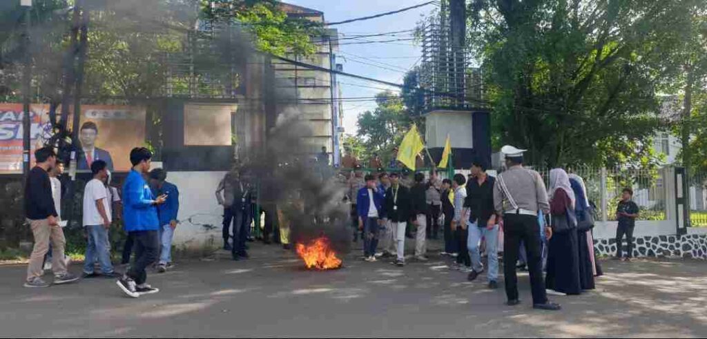 Depan Kantor Dinas PMD Lebak Aktivis PMII Aksi Bakar Ban Ada Apa