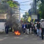 Depan Kantor Dinas PMD Lebak Aktivis PMII Aksi Bakar Ban Ada Apa
