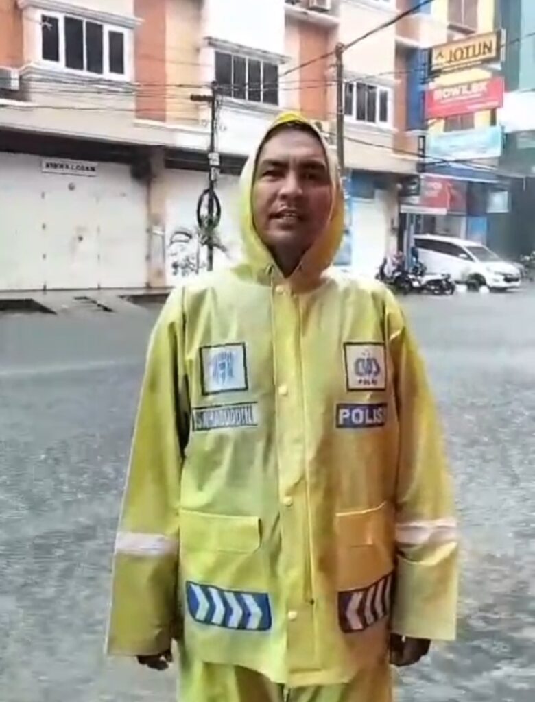 Banjir di Jalan Sulawesi Makassar: Polres Pelabuhan Makassar Himbau Warga Tetap Waspada