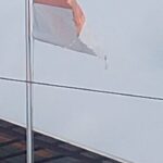 Bendera Merah Putih Berkibar Di Pelataran Perusahaan MERCEDES BENS dalam Keadakan Robek dan kotor