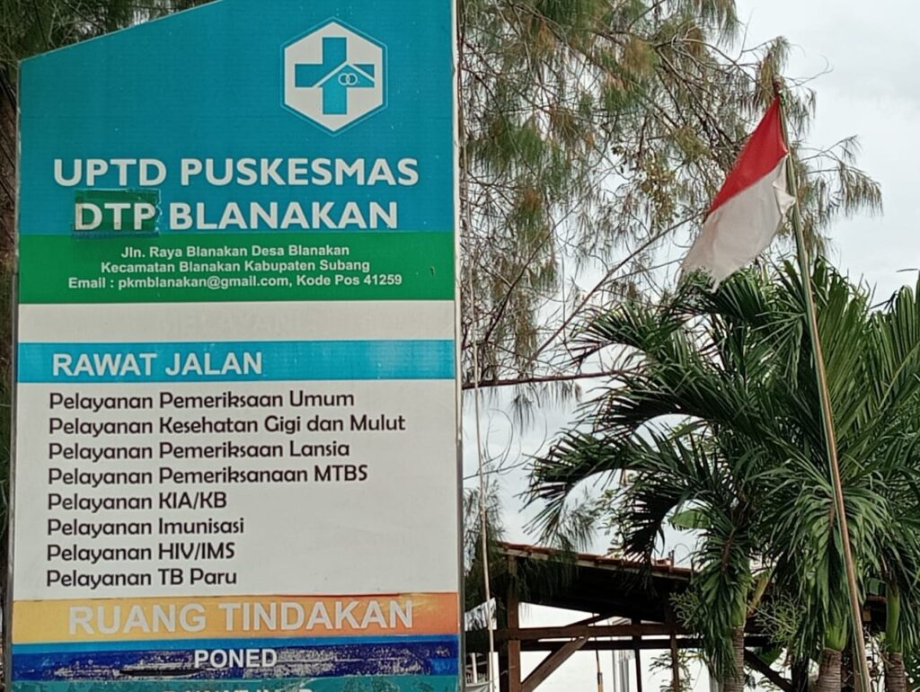 Bendera merah putih yang sobek di UPTD Puskesmas Blanakan tidak diganti dan tetap berkibar.