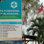 Bendera merah putih yang sobek di UPTD Puskesmas Blanakan tidak diganti dan tetap berkibar.