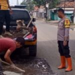 Jum’at Berkah, Kapolsek Binong AKP Asep Musa Dinata S.I.P.MM, Gerak Cepat lakukan Penambalan Jalan Provinsi Jalur Subang – Pamanukan yang berlubang.