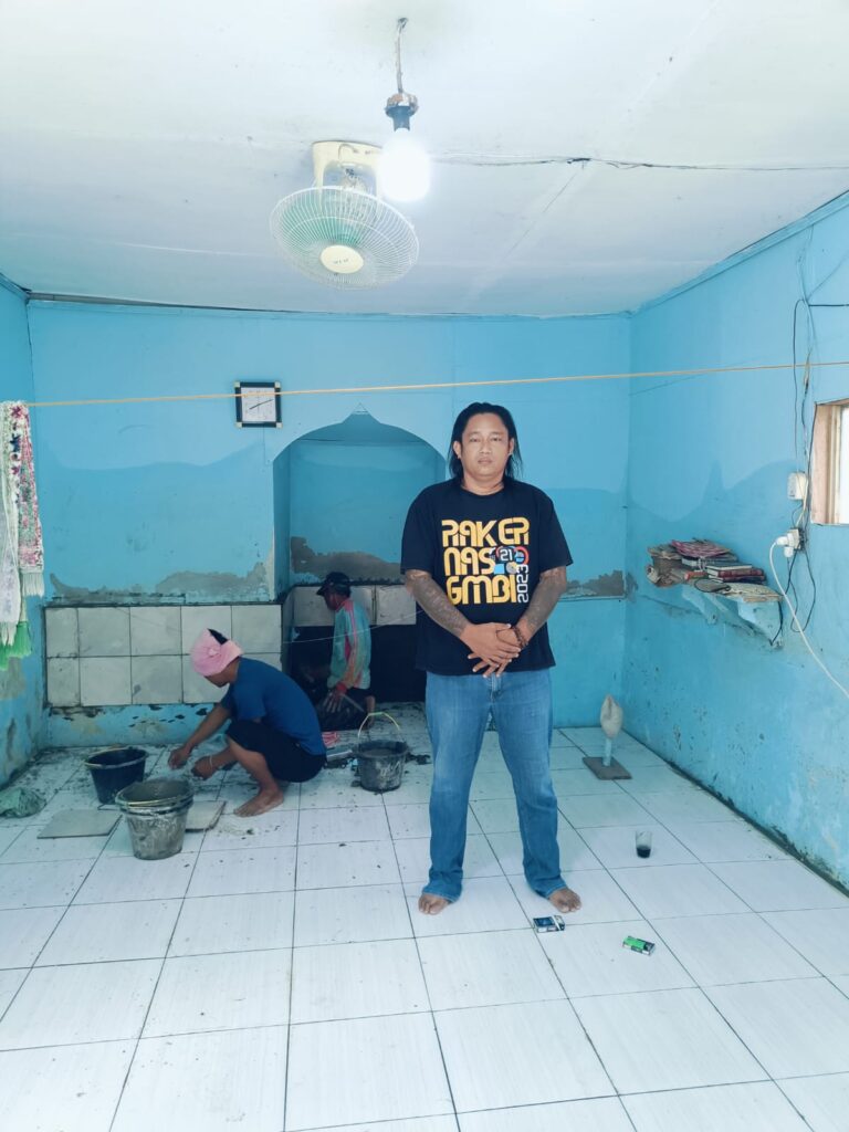 Jelang Ramadhan,Ketua LSM GMBI Distrik Subang bersama Anggota lakukan Renovasi Mushola. 