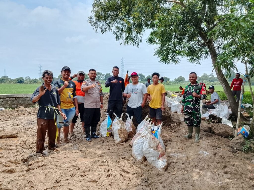 Tanggul Sungai Muara Kembali Amblas,Binamas Polri Polsek Blanakan dan Babinsa TNI AD Ciasem ikut bergotong Royong .
