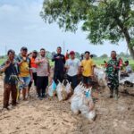 Tanggul Sungai Muara Kembali Amblas,Binamas Polri Polsek Blanakan dan Babinsa TNI AD Ciasem ikut bergotong Royong .