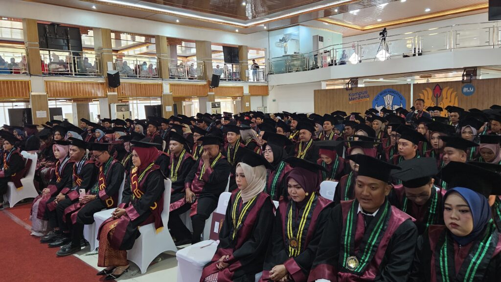 Universitas Singaperbangsa Karawang  Meluluskan 471 Wisudawan di Aula Syekh Quro Universitas Singaperbangsa Karawang