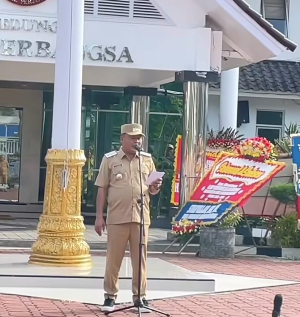 Wakil Bupati Karawang, H. Maslani, Pimpin Apel Pagi Perdana di Plaza Pemda