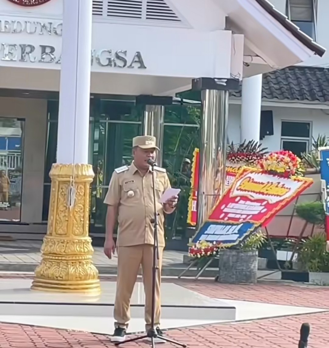 Wakil Bupati Karawang, H. Maslani, Pimpin Apel Pagi Perdana di Plaza Pemda