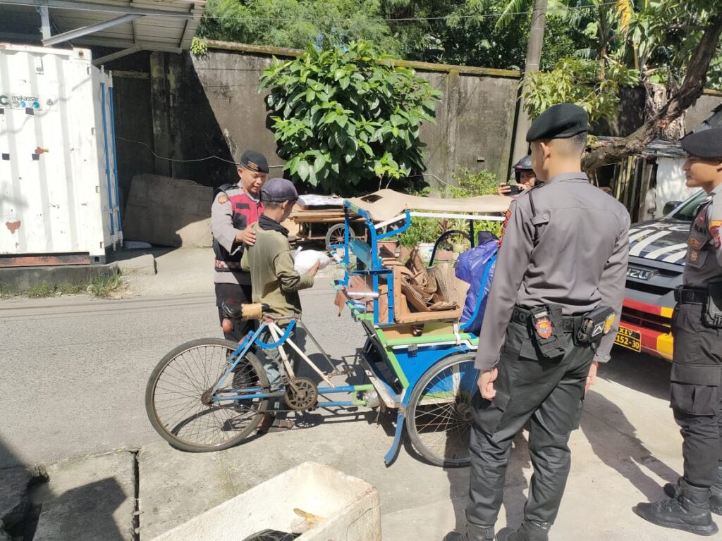 Ramadan Penuh Berkah, Polres Pelabuhan Makassar Tebarkan Senyum Lewat Bantuan Sembako