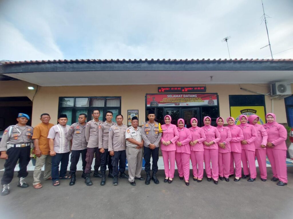 Kepedulian di Bulan Suci: Polsek Blanakan Gelar Pembagian Takjil Bersama Bhayangkari
