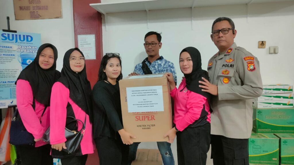 Bakti Sosial Pembagian Makan Gratis dan Pembagian Pakaian Layak dan Pembagian Layak Pakai oleh Polsek Kramatjati Metro Jakarta Timur