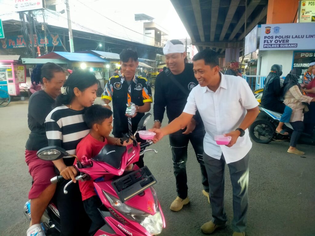 LSM GMBI Distrik Subang bagikan 1000 Bungkus Takjil kepada Pengendara di flay over Pamanukan