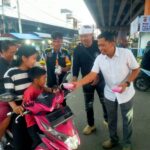 LSM GMBI Distrik Subang bagikan 1000 Bungkus Takjil kepada Pengendara di flay over Pamanukan