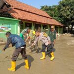 Wujud Kepedulian Bhabinkamtibmas Kelurahan Jakasetia Membersihkan Sekolah SDN 01 Jakasetia Pasca Banjir