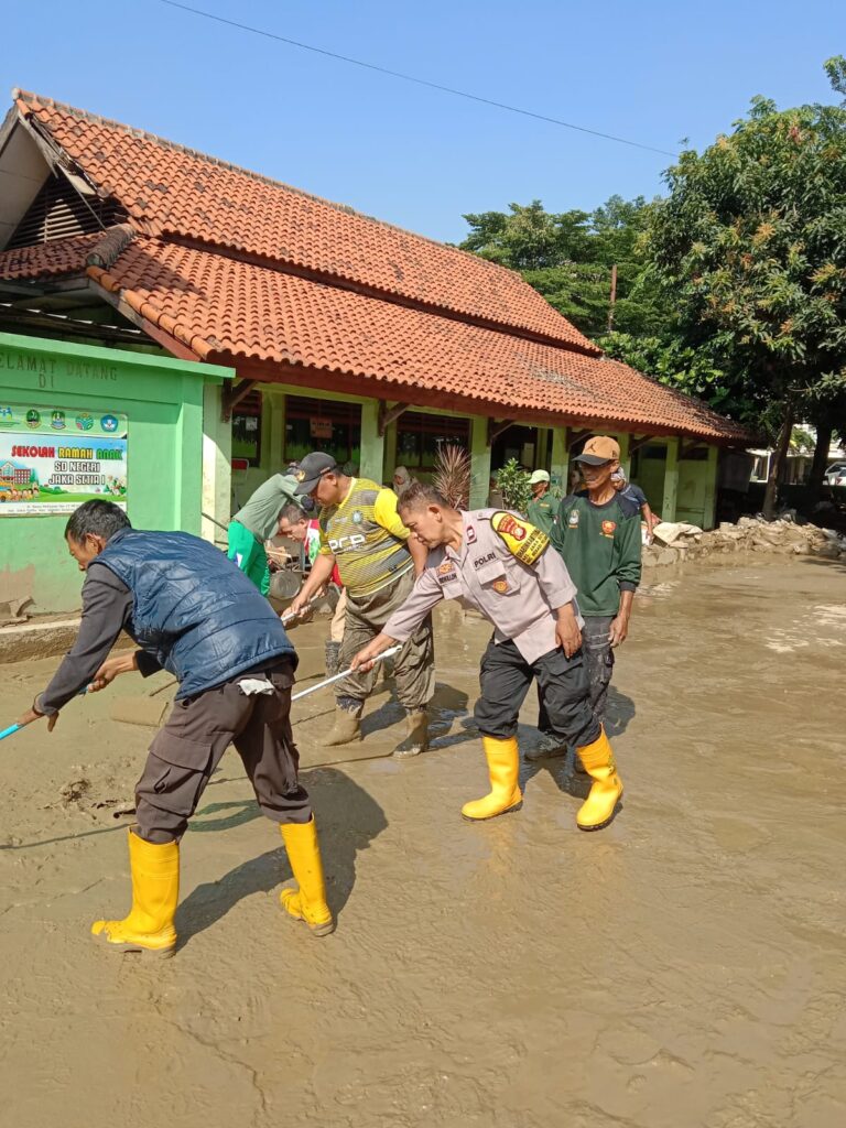 Wujud Kepedulian Bhabinkamtibmas Kelurahan Jakasetia Membersihkan Sekolah SDN 01 Jakasetia Pasca Banjir