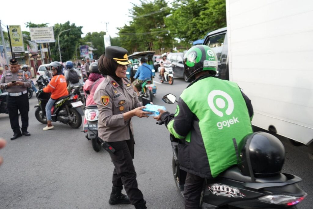Istiqomah di Bulan Suci, Polres Pelabuhan Makassar Rutin Bagikan Takjil