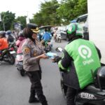 Istiqomah di Bulan Suci, Polres Pelabuhan Makassar Rutin Bagikan Takjil