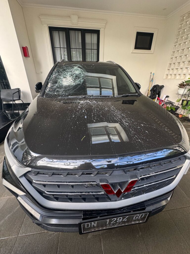 Gegara Cekcok, Mobil Wanita di Makassar Dirusak, Kaca Jebol dihantam Batu