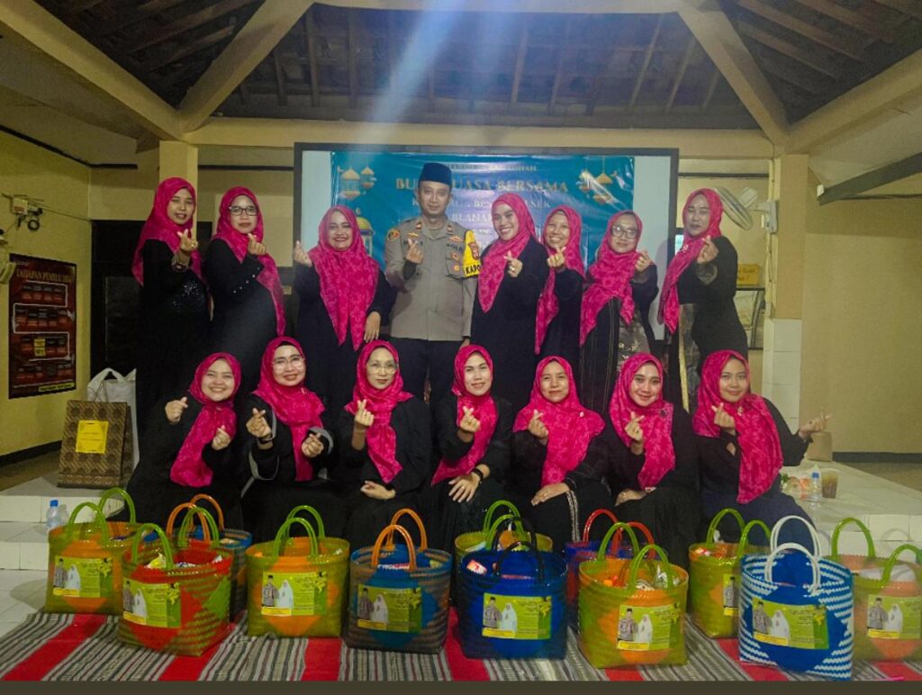 POLSEK BLANAKAN BHAYANGKARI ADAKAN SANTUNAN ANAK YATIM DAN BUKA PUASA BERSAMA DI BULAN RAMADHAN
