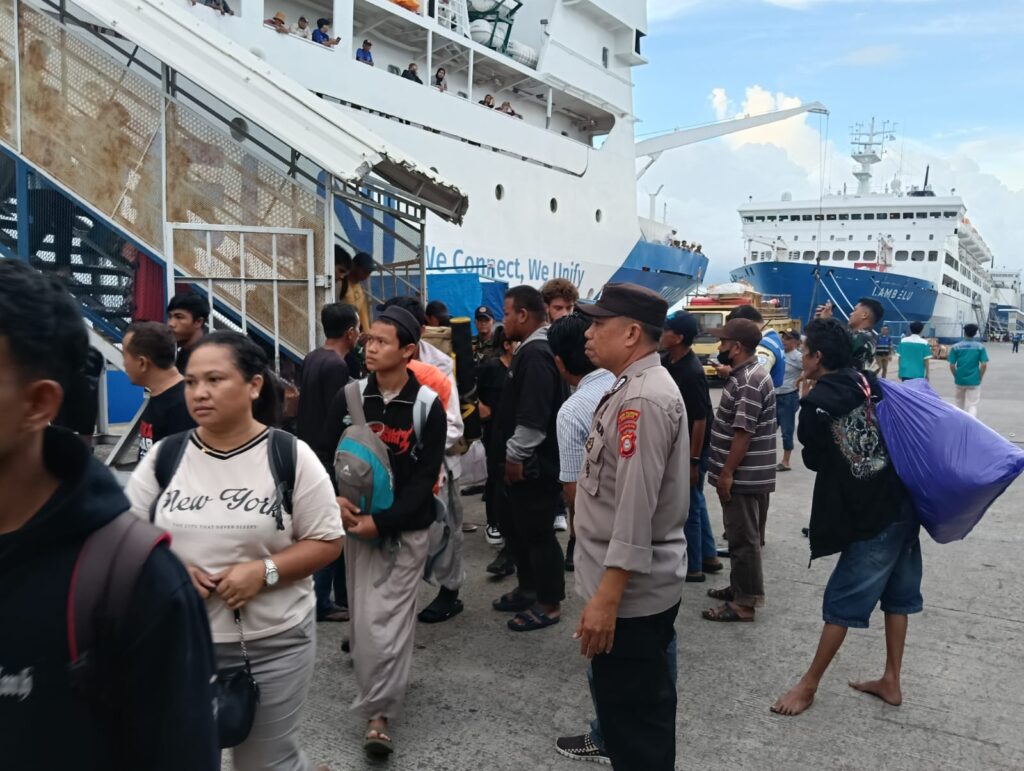 Mudik Aman, Keluarga Nyaman: Polisi Maksimalkan Pengamanan dan Pelayanan di Pelabuhan Makassar