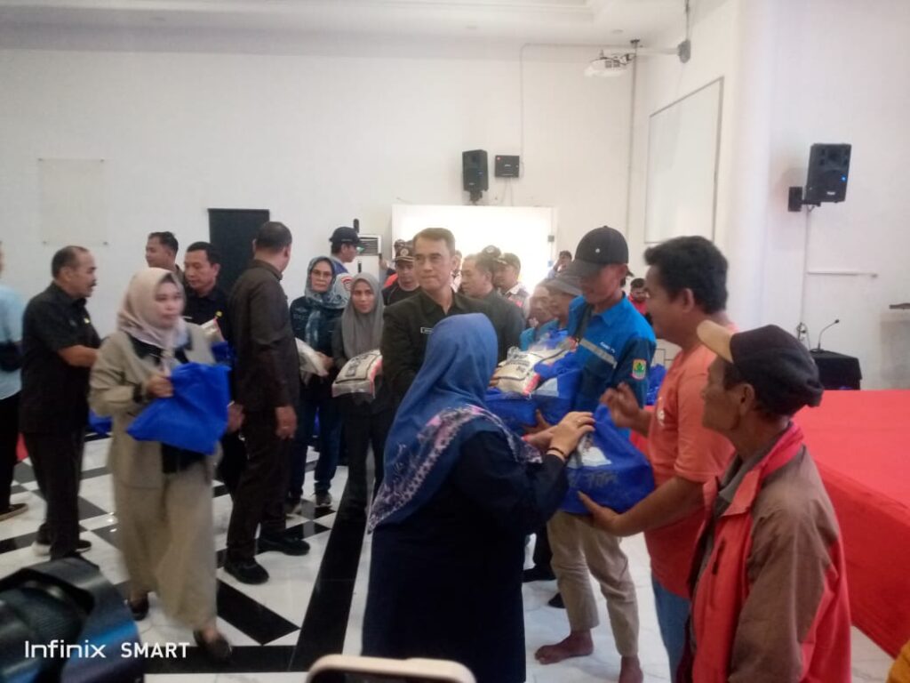 Pembagian 1.122 Bingkisan Sembako untuk Opang dan Sopir Angkot di Karawang